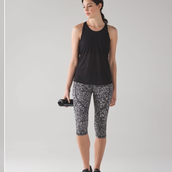 Lululemon Outrun Crop size 6
Mini Cinder Lace White Black / Black - Picture 3 of 15